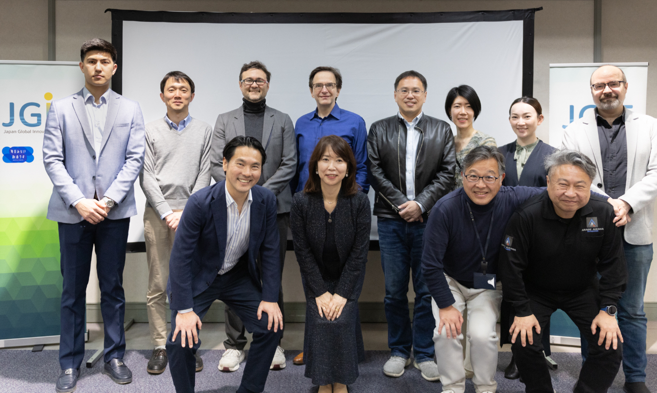 JGIF 2025に参加した司会者と登壇者たち JSTORIES (Emi Takahata) 撮影 (以下同様)
