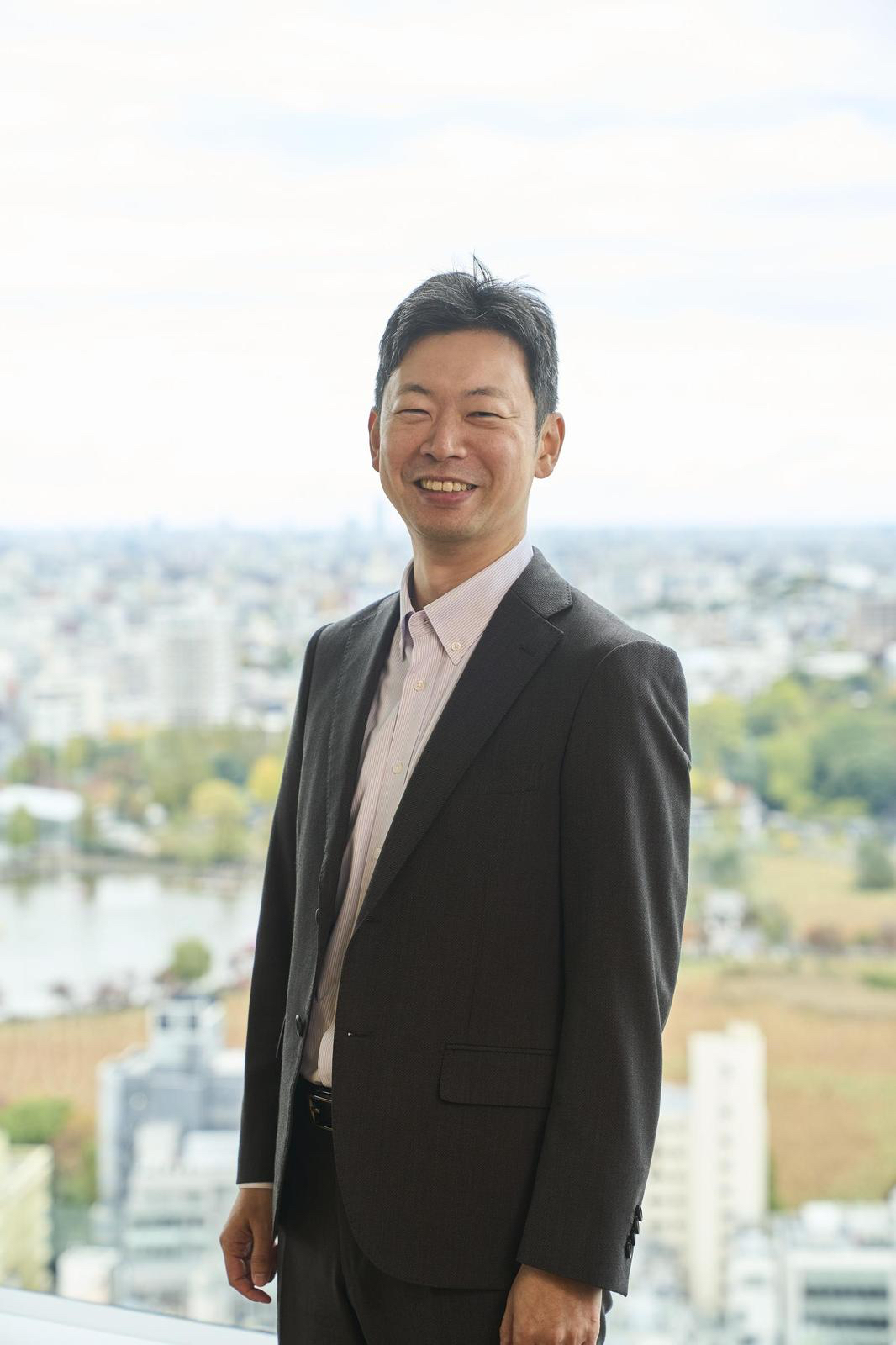 慶應義塾大学大学院経営管理研究科修了。中国のネットベンチャーにてSE、プロジェクトマネジャー、総経理を経て2012年、Looop入社。太陽光発電所のEPC事業、太陽光、風力による発電事業の事業本部長・管掌取締役などを経て、2023年4月に代表取締役社長COO、2024年4月より現職<br>