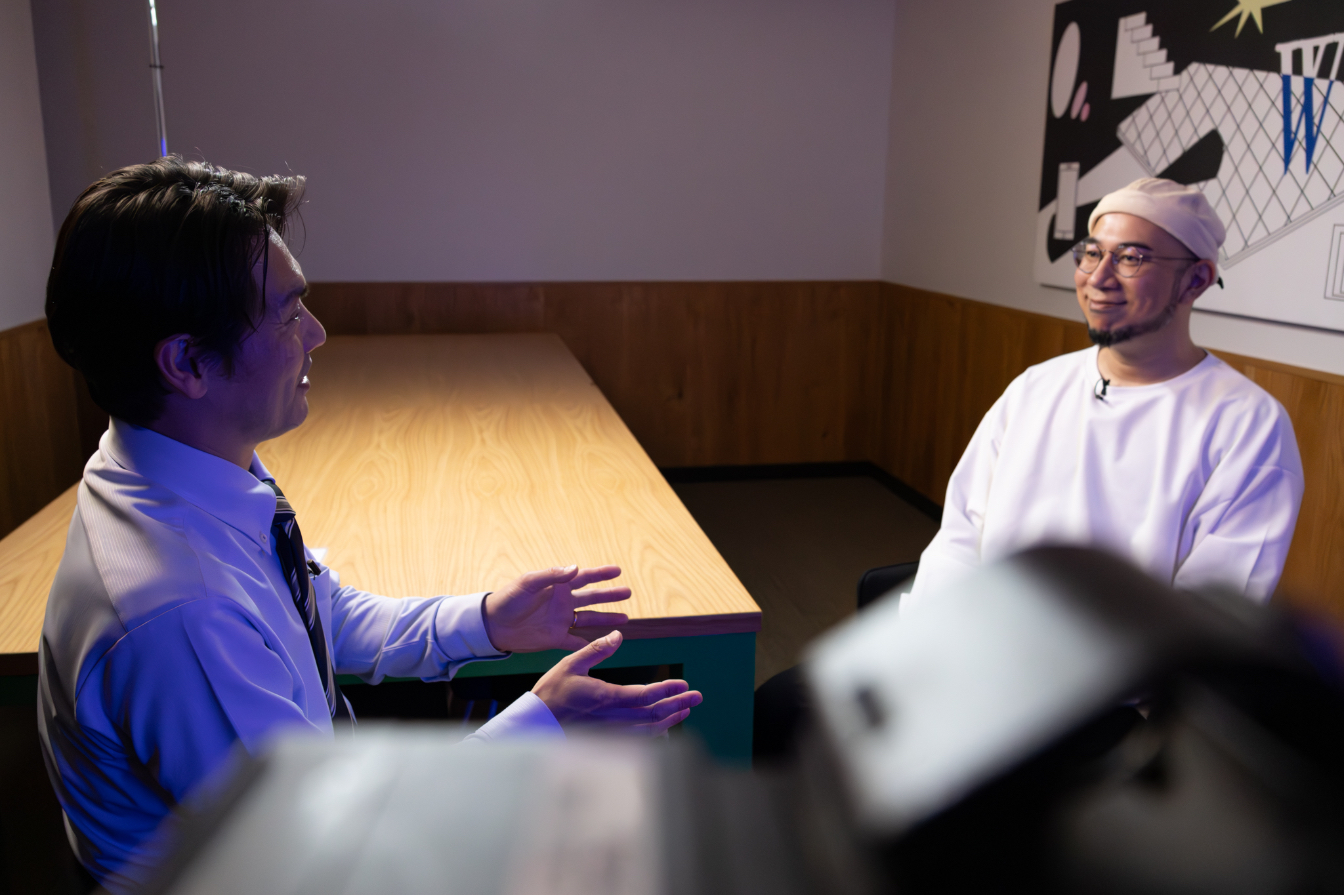 The author (left) and Grover (right) discuss Fillgoo’s vision of a music-based wellness ecosystem to support healthy aging in Japan. Photo by Emi Takahata | JStories