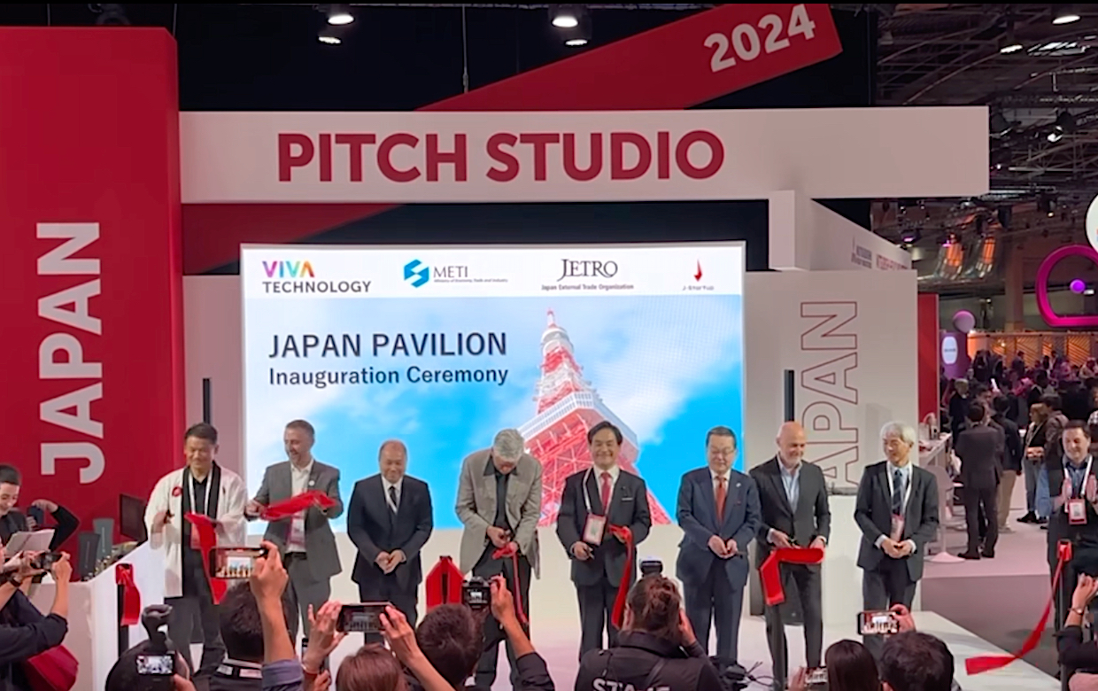 VivaTech was held in Paris in May 2024. Japan was the Country of the Year this time, so many people from Japan attended. Miyasaka stands at the far right at the opening ceremony of the Japanese Pavilion Source: JETRO