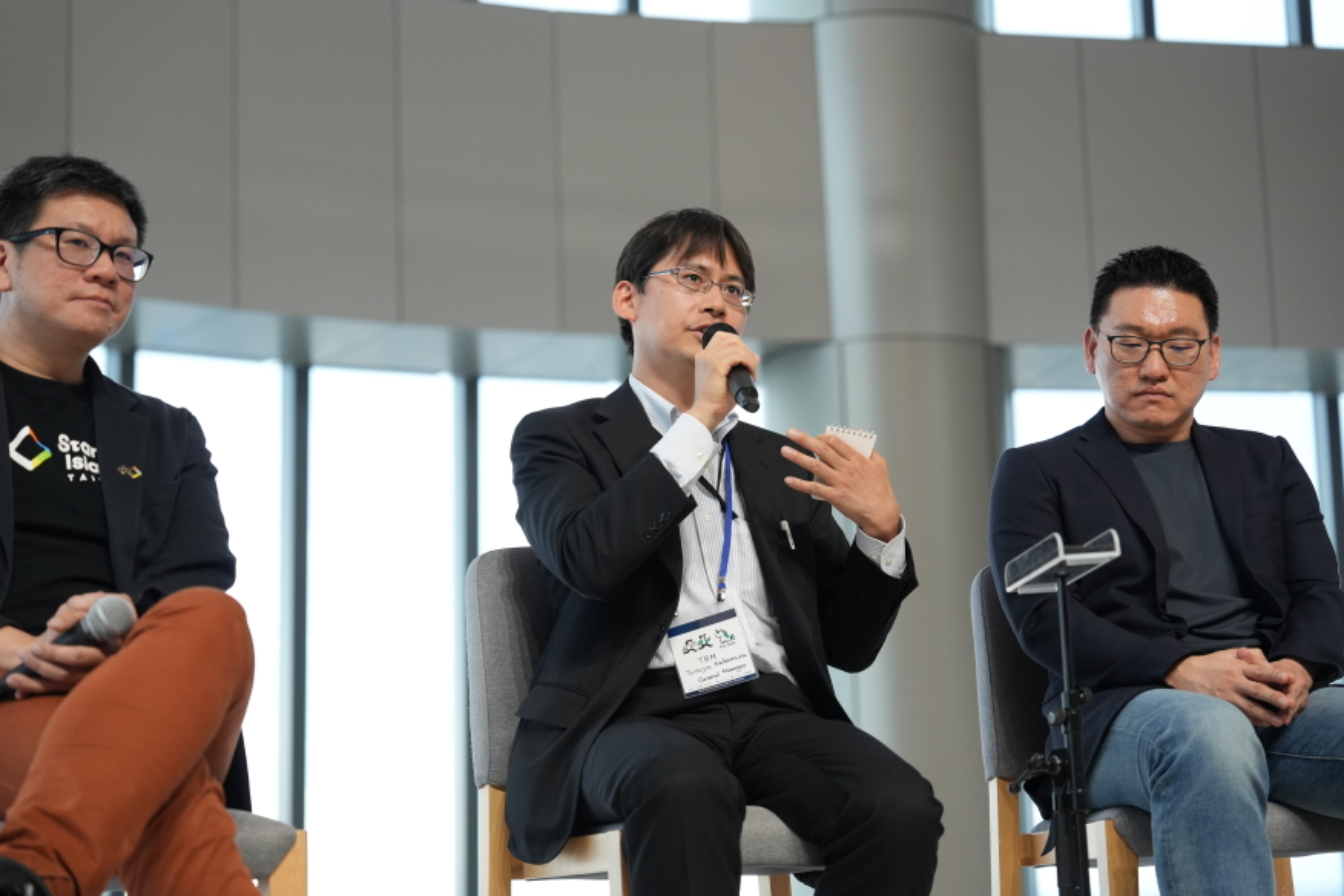 日本的材料科技獨角獸TBM的首席知識官中村智哉（中央）在「Tokyo Unicorn Summit 2025」的座談討論中發言