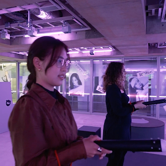 「ゲームは、社交場だ」。来場者がゲームを楽しんでいる様子