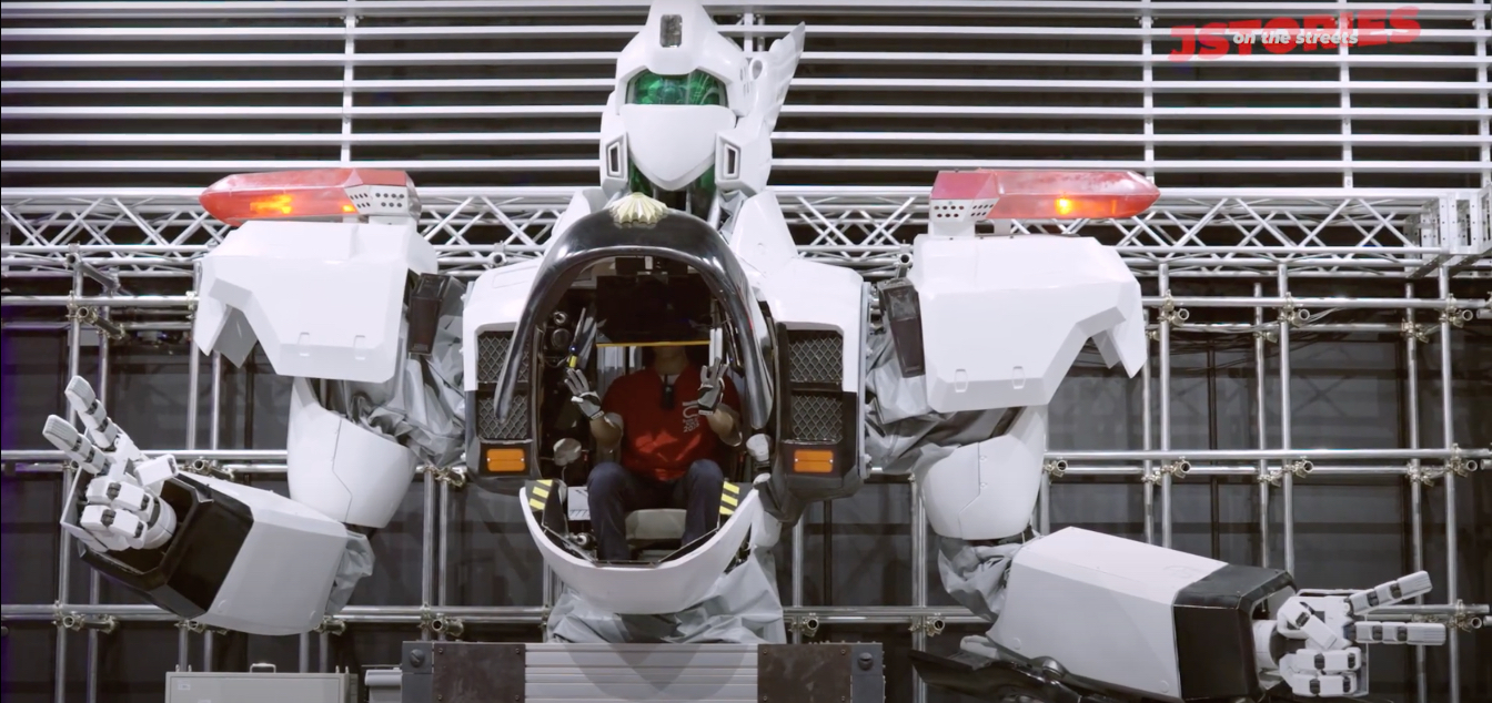 A giant humanoid robot on display at SusHi Tech Tokyo 2025 Photo by : JStories on the streets (Same below)