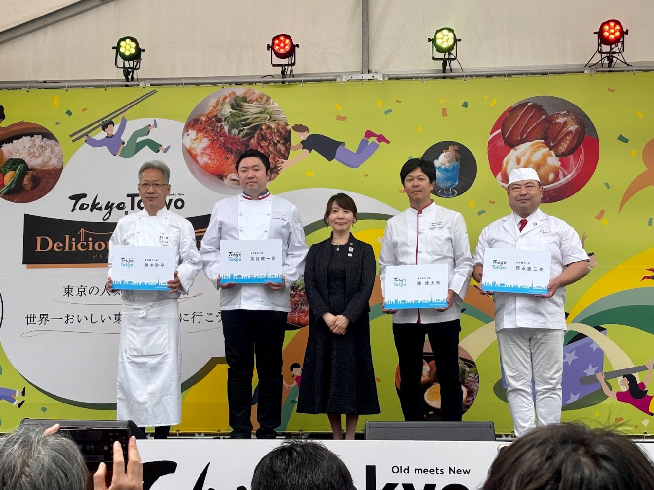  Deputy Governor of Tokyo, Akiko Matsumoto (center) poses on stage with 4 chefs. Matsumoto delivered the opening remarks on behalf of Governor Koike Photo by Liu Yang | JStories