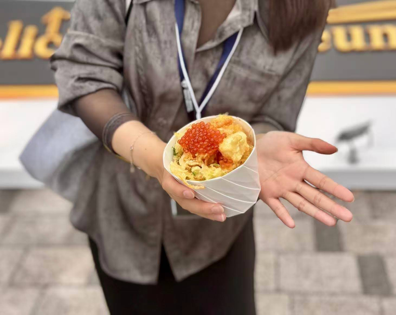 JStories enjoys the seafood bara-age tempura bowl, a reimagined dish featuring bite-sized fried seafood served over rice in the Chinese banfan style Photo by Yang Liu | JStories (Same below)