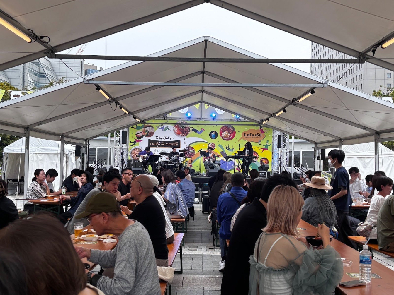 Guests enjoy music performances alongside their meals 