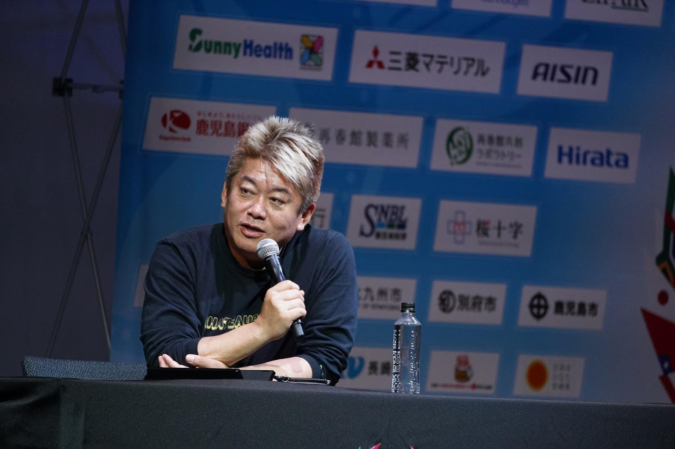 大西熊本市長と対談する堀江氏。堀江氏は、第1回スタートアップワールドカップで日本代表アンバサダーを務めた