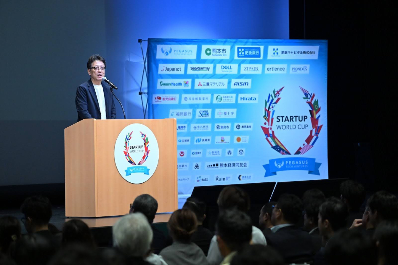 Kumamoto Mayor Kazufumi Ōnishi delivers opening remarks at the Kyushu regional round of the Startup World Cup 2025. Photo courtesy of the Startup World Cup Secretariat (Same below)