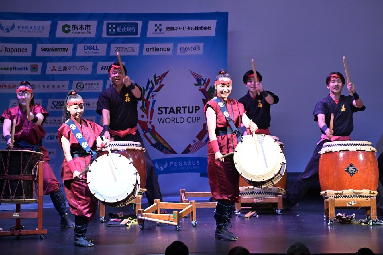 The high school taiko drum team from Hitsuyukan High School energized the room with a lively opening performance, setting the tone for a day focused on creativity and ambition