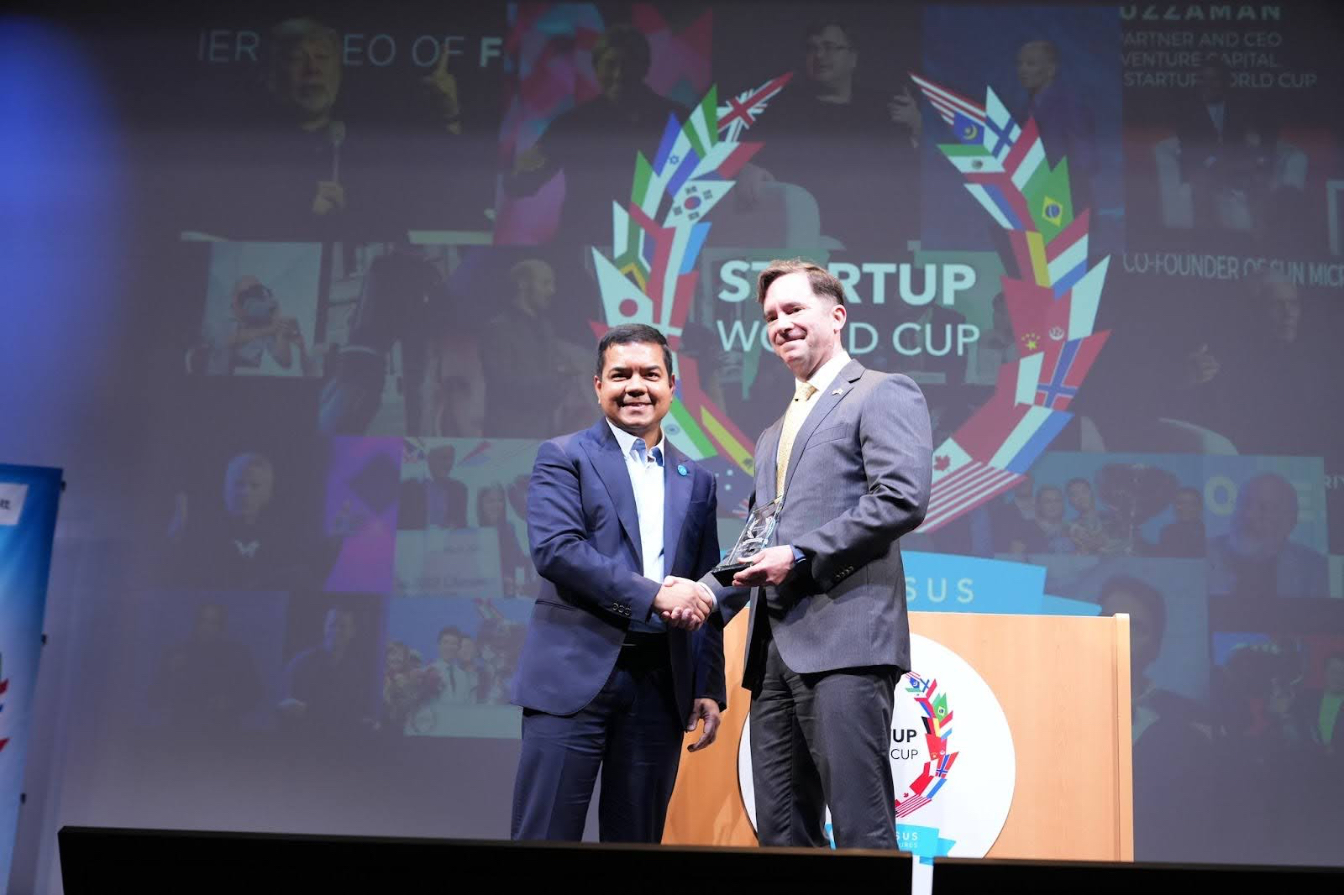 Rob Force (right), political and economic officer at the U.S. Consulate in Fukuoka, shakes hands with Anis Uzzaman (left), chairman of the event and CEO of Pegasus Tech Ventures <br>