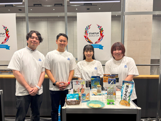 A Toy Medical staff member showcases products featuring seaweed-derived salt-absorbing fiber at the exhibition booth Photo by Yoshiko Ohira | JStories (Same below)