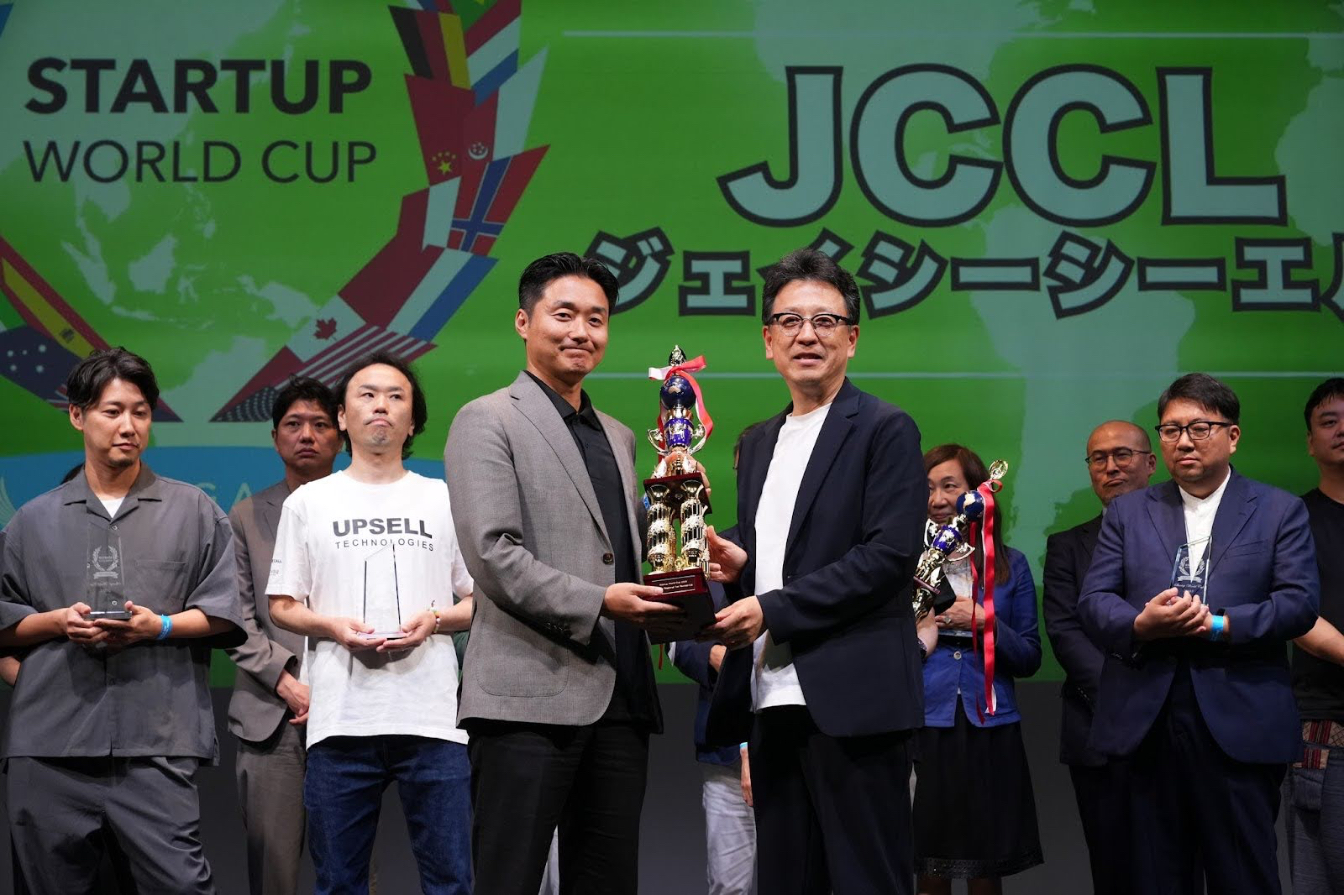 Hoshino Yu, CTO and director of JCCL, wins second place Photo courtesy of the Startup World Cup Secretariat (Same below)
