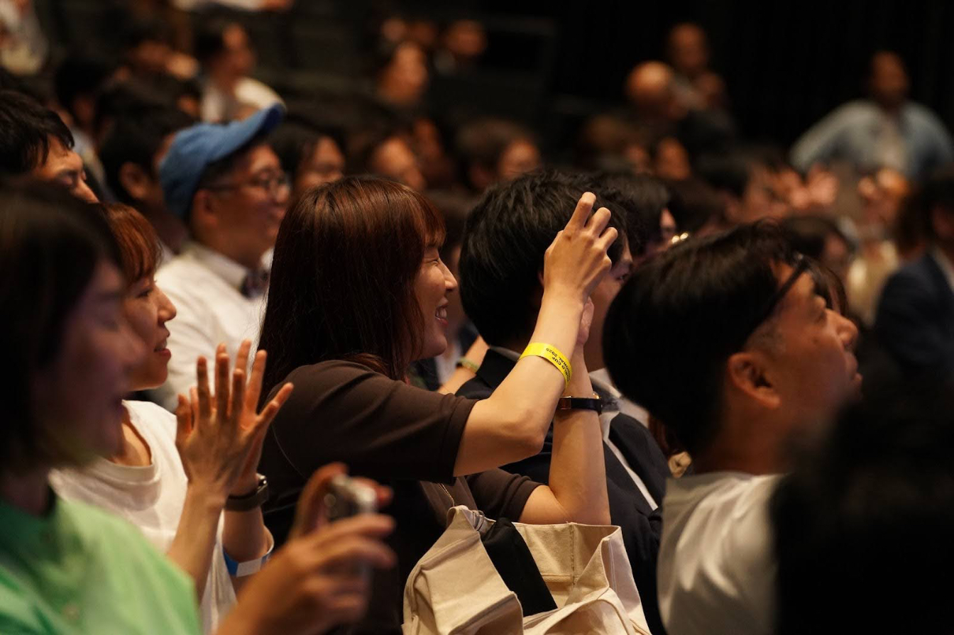 The audience reacts with excitement as the world championship finalists are announced