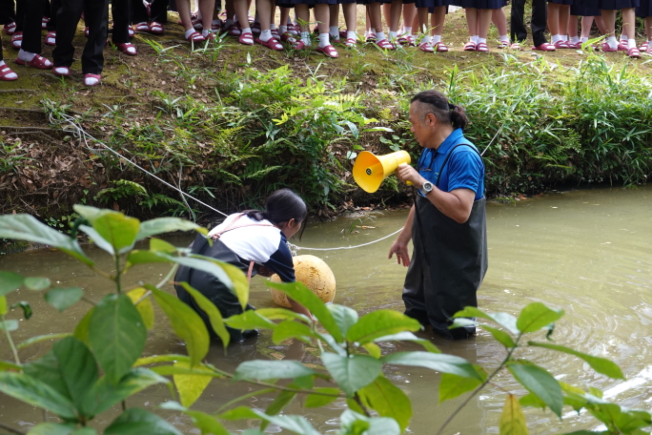 Ebismarine’s staff conduct a workshop on environmental technology with high school students during a field trip to the factory