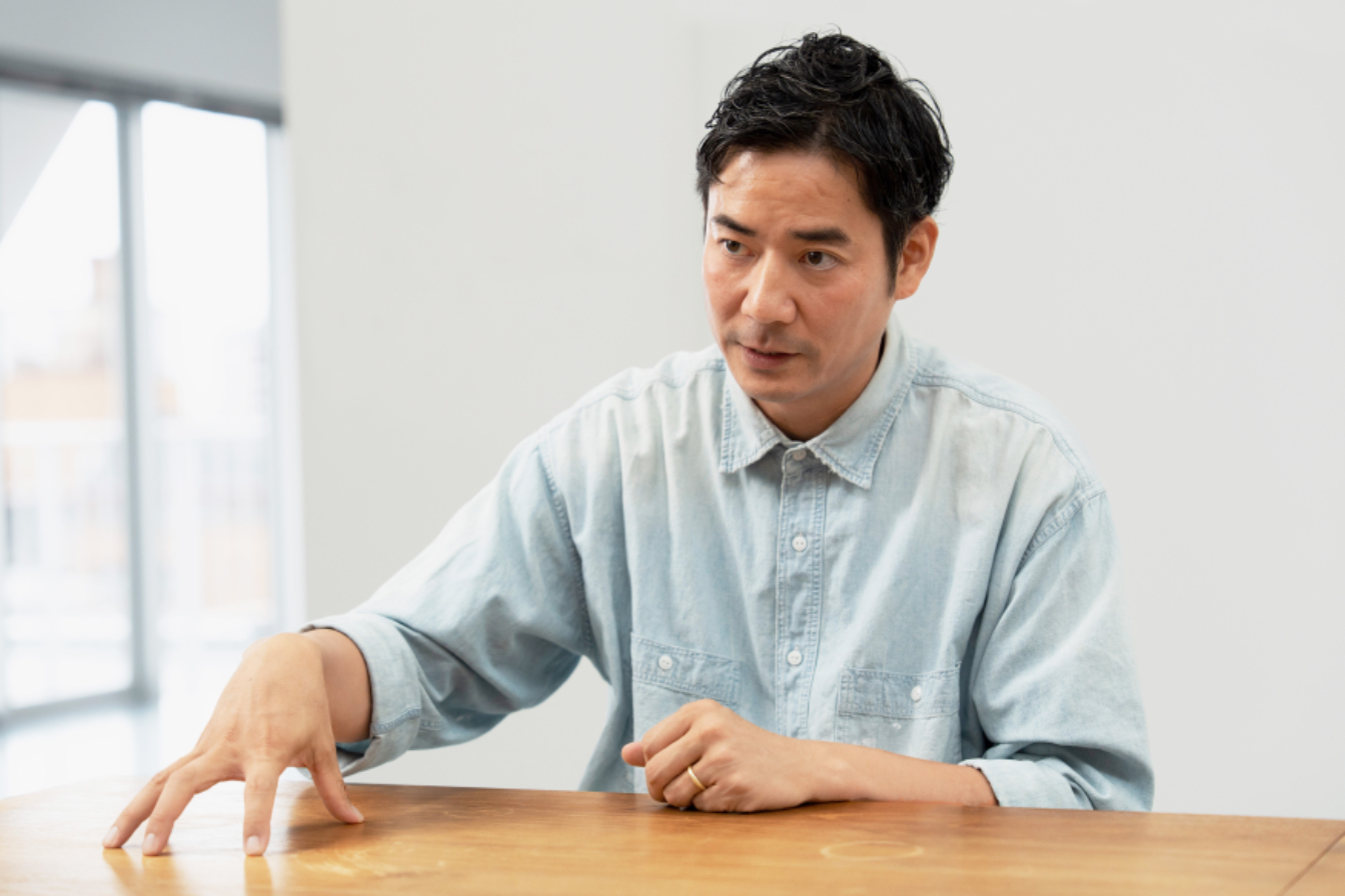 「クリエイティブと経営が車の両輪のように噛み合うことでブランドの価値が後世に続く仕組みが生まれる」と語るCEOの松沼礼氏　　撮影：Moritz Brinkhoff | JStories