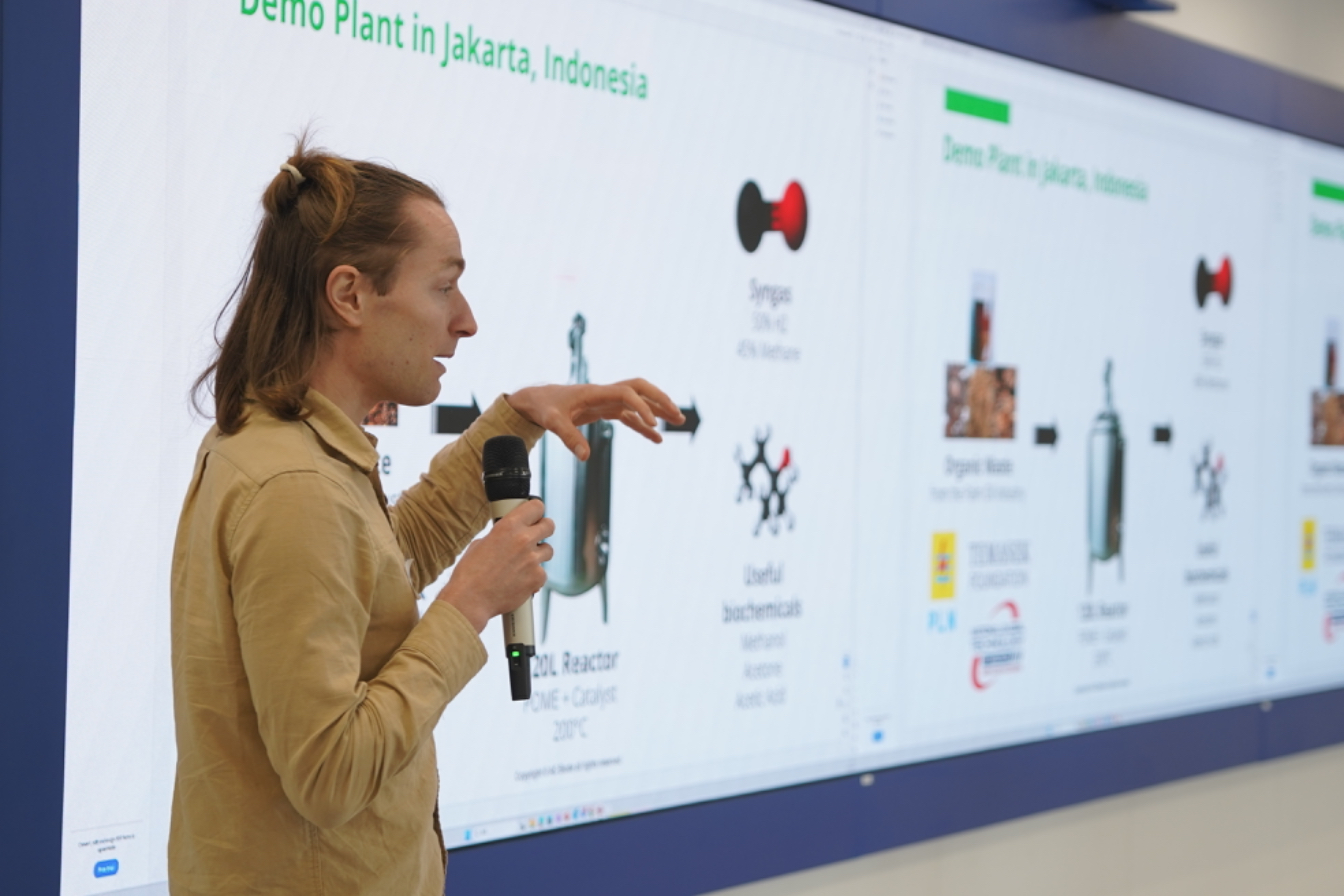AC Biode Co-founder Robert Kunzmann giving a presentation about their various technologies