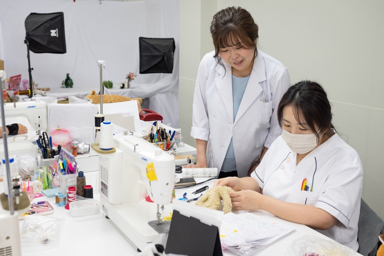 Hakozaki (center) and a doctor check treatment progress as staff work in quiet concentration &nbsp; &nbsp; &nbsp;Photo by Akiyoshi Yoko | Tokyo Updates (Same below)