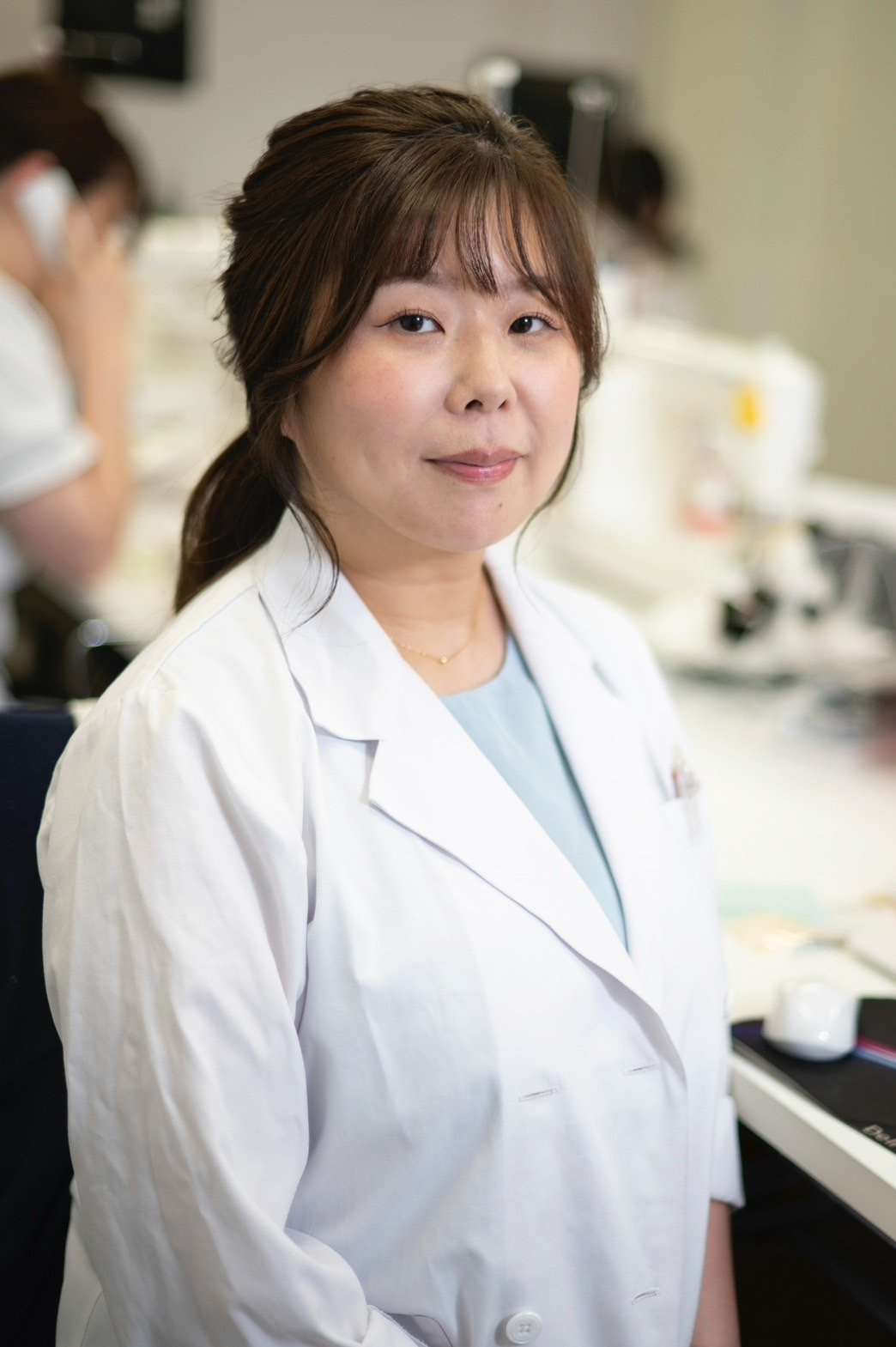 Born in Sendai, Miyagi Prefecture, she is the director of Mori no Miyako Natsumi Clinic, a hospital dedicated to stuffed animals. Taught sewing by her grandmother, she entered fashion school at 18 to study dressmaking. After graduating, she worked at a clothing alteration shop, where she also repaired stuffed animals. In the process, she was moved by the deep connections people have with them, inspiring her to open the clinic. She has since treated about 18,000 stuffed animals. Known for her attentive counseling and technical skill, she attracts clients from around the world and held a pop-up clinic in Singapore in 2025.