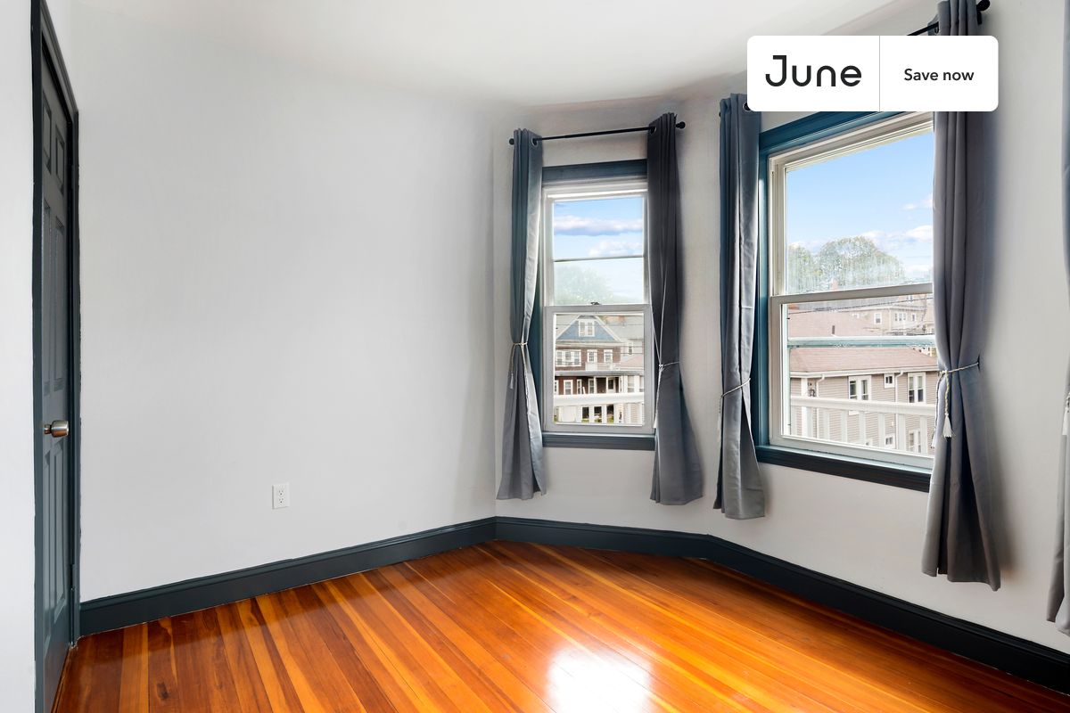 Short Term Room Rental Brighton Queen bedroom in 4 bed/2 bath home in