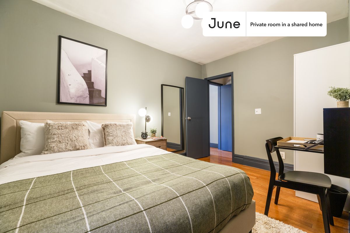 Move in by March 15 and unlock our extended promotion - save up to $300 on your stay! Use code: "HELLOFEB".

PLEASE NOTE: This is a private room in a shared apartment. You will have your own bedroom and shared common areas (kitchen, bathroom, etc.) with other residents.

Queen bedroom in a 4 bedroom / 1 bathroom apartment!

Check out 3D tour now:  https://jnhm.es/Q8

This  Queen room in Chelsea  offers flexible lease lengths, including a standard 12-month term and options up to 18 months. You pick your custom start and end date. Monthly rent rate is determined by furnishing preference, move-in date and move-out date. Speak to a June representative for recommendations on the best stay duration for the lowest rate, and learn more about this home on the June website:  https://jnhm.es/Fy

Amenities of this home:   Dishwasher,    Furnished Common Areas,    Wi-Fi - Paid separately (High-Speed),    Guarantors Allowed,       Flat-Screen TV,    Dining area,    Dine in kitchen,       Smart lock,    Hardwood Flooring,    Microwave,    Oven,    Refrigerator,    Community Events,   also, this unit is conveniently located, several local parks, restaurants and bars are just minutes away.

About June Homes: Welcome to the easiest rental experience of your life. Rent furnished or unfurnished apartments available with a flexible lease, including a standard 12-month term and options up to 18 months. As a resident, you’ll have access to 24/7 support and monthly cleanings of the home’s shared spaces. Sign up now to apply online for your next home with June: https://jnhm.es/sign-roomi

Brokers welcome! Contact us for more details.

Interested? Use this listing ID when speaking to June team:  #258 C