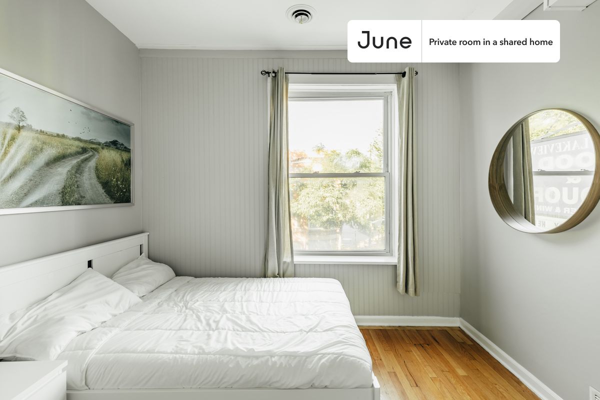 Move in till March 15th and save up to $100 on your 3+ months stay! Use code: "HELLOFEB".

PLEASE NOTE: This is a private room in a shared apartment. You will have your own bedroom and shared common areas (kitchen, bathroom, etc.) with other residents.

Queen bedroom in a 3 bedroom / 1 bathroom apartment!

Check out 3D tour now:  https://jnhm.es/866

This  Queen room in Wrigleyville  offers flexible lease lengths, including a standard 12-month term and options up to 18 months. You pick your custom start and end date. Monthly rent rate is determined by furnishing preference, move-in date and move-out date. Speak to a June representative for recommendations on the best stay duration for the lowest rate, and learn more about this home on the June website:  https://jnhm.es/6cK

Amenities of this home:   Dishwasher,    Furnished Common Areas,    Wi-Fi - Paid separately (High-Speed),    Guarantors Allowed,       Flat-Screen TV,    Street parking - City permit required,    Laundry - Paid separately (in building),       Office Alcove,    Hardwood Flooring,    Microwave,    Oven,    Refrigerator,    Community Events,   also, this unit is conveniently located, several local parks, restaurants and bars are just minutes away.

About June Homes: Welcome to the easiest rental experience of your life. Rent furnished or unfurnished apartments available with a flexible lease, including a standard 12-month term and options up to 18 months. As a resident, you’ll have access to 24/7 support and monthly cleanings of the home’s shared spaces. Sign up now to apply online for your next home with June: https://jnhm.es/sign-roomi

Brokers welcome! Contact us for more details.

Interested? Kindly note that the minimum stay duration would be 32 days. 

Use this listing ID when speaking to June team:  #1330 A