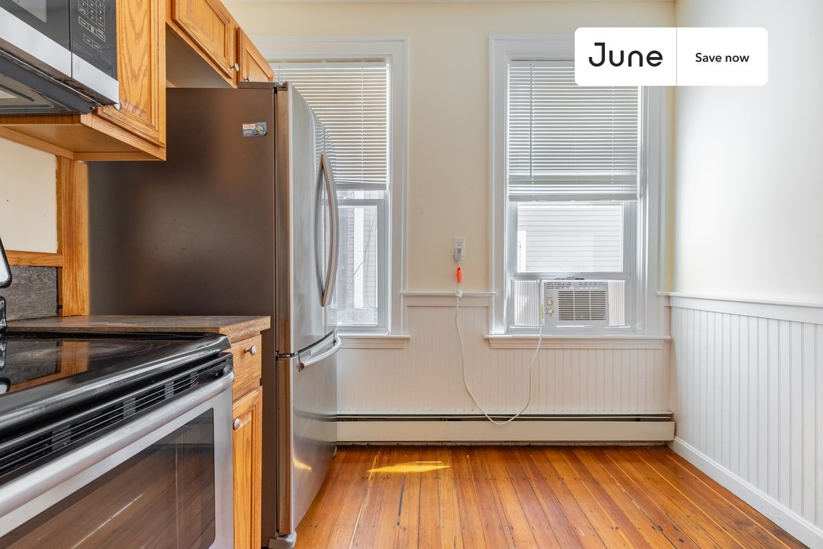 Short Term Room Rental Mission Hill Queen bedroom in 4 bed/1.5 bath