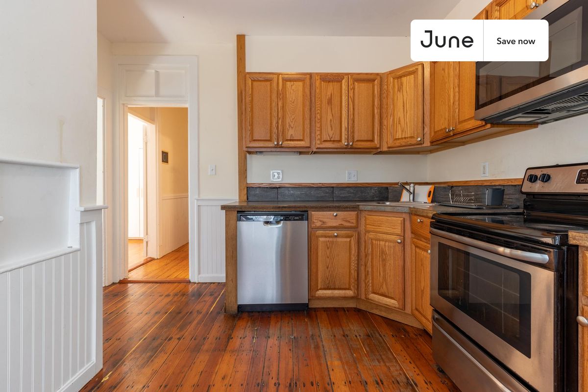 Short Term Room Rental Mission Hill Queen bedroom in 4 bed/1.5 bath