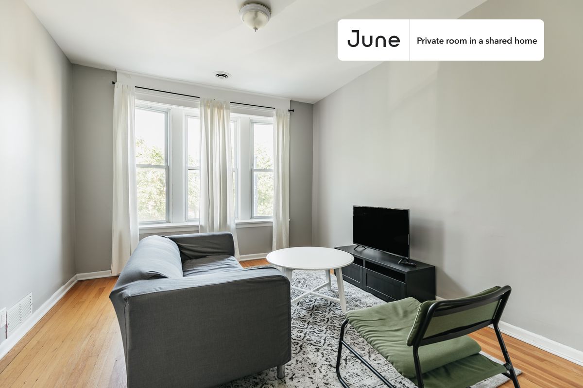 Move in till March 15th and save up to $100 on your 3+ months stay! Use code: "HELLOFEB".

PLEASE NOTE: This is a private room in a shared apartment. You will have your own bedroom and shared common areas (kitchen, bathroom, etc.) with other residents.

Full bedroom in a 3 bedroom / 1 bathroom apartment!

Check out 3D tour now:  https://jnhm.es/866

This  Full room in Wrigleyville  offers flexible lease lengths, including a standard 12-month term and options up to 18 months. You pick your custom start and end date. Monthly rent rate is determined by furnishing preference, move-in date and move-out date. Speak to a June representative for recommendations on the best stay duration for the lowest rate, and learn more about this home on the June website:  https://jnhm.es/6cL

Amenities of this home:   Dishwasher,    Furnished Common Areas,    Wi-Fi - Paid separately (High-Speed),    Guarantors Allowed,       Flat-Screen TV,    Street parking - City permit required,    Laundry - Paid separately (in building),       Office Alcove,    Hardwood Flooring,    Microwave,    Oven,    Refrigerator,    Community Events,   also, this unit is conveniently located, several local parks, restaurants and bars are just minutes away.

About June Homes: Welcome to the easiest rental experience of your life. Rent furnished or unfurnished apartments available with a flexible lease, including a standard 12-month term and options up to 18 months. As a resident, you’ll have access to 24/7 support and monthly cleanings of the home’s shared spaces. Sign up now to apply online for your next home with June: https://jnhm.es/sign-roomi

Brokers welcome! Contact us for more details.

Interested? Kindly note that the minimum stay duration would be 32 days. 

Use this listing ID when speaking to June team:  #1330 B