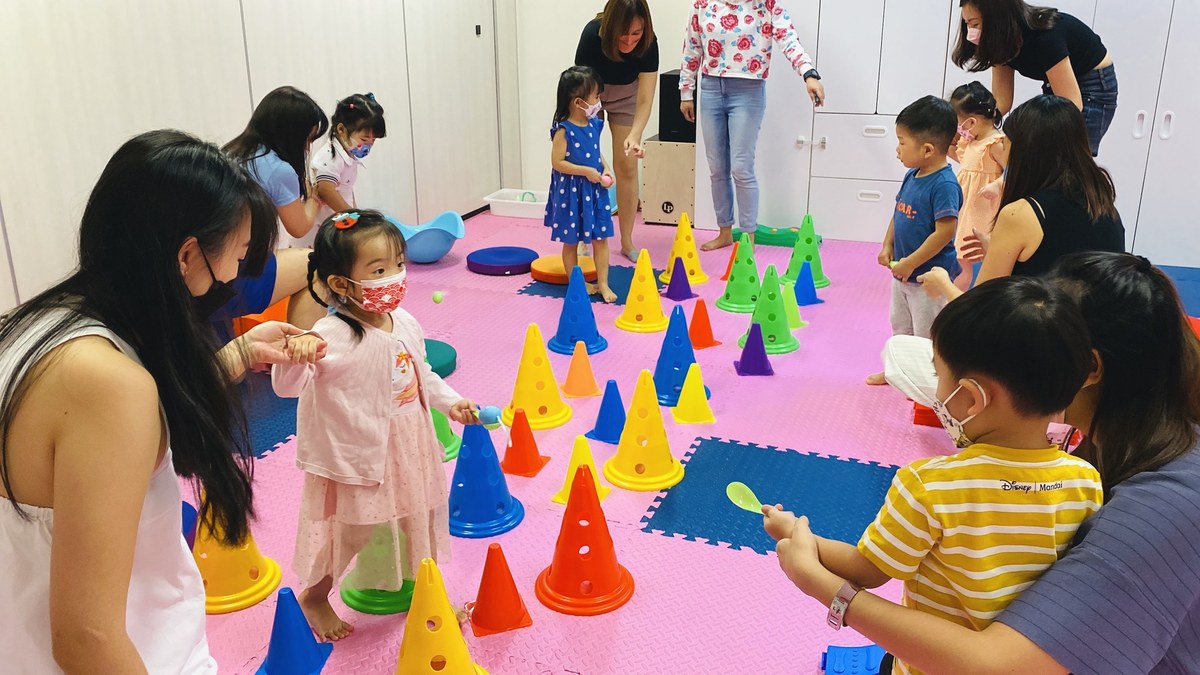 Under 18 monthsParent-and-baby classes at five schools, 30 to 60 minutes18 months to 3Songs, movement and percussion, mostly with a parentAt 3First drop-off classes and first keyboard groupsPrice a class$45 to $72, at the five schools that publish feesTrial classFree at three schools, $21 to $49 at three othersSchools on Jungle14