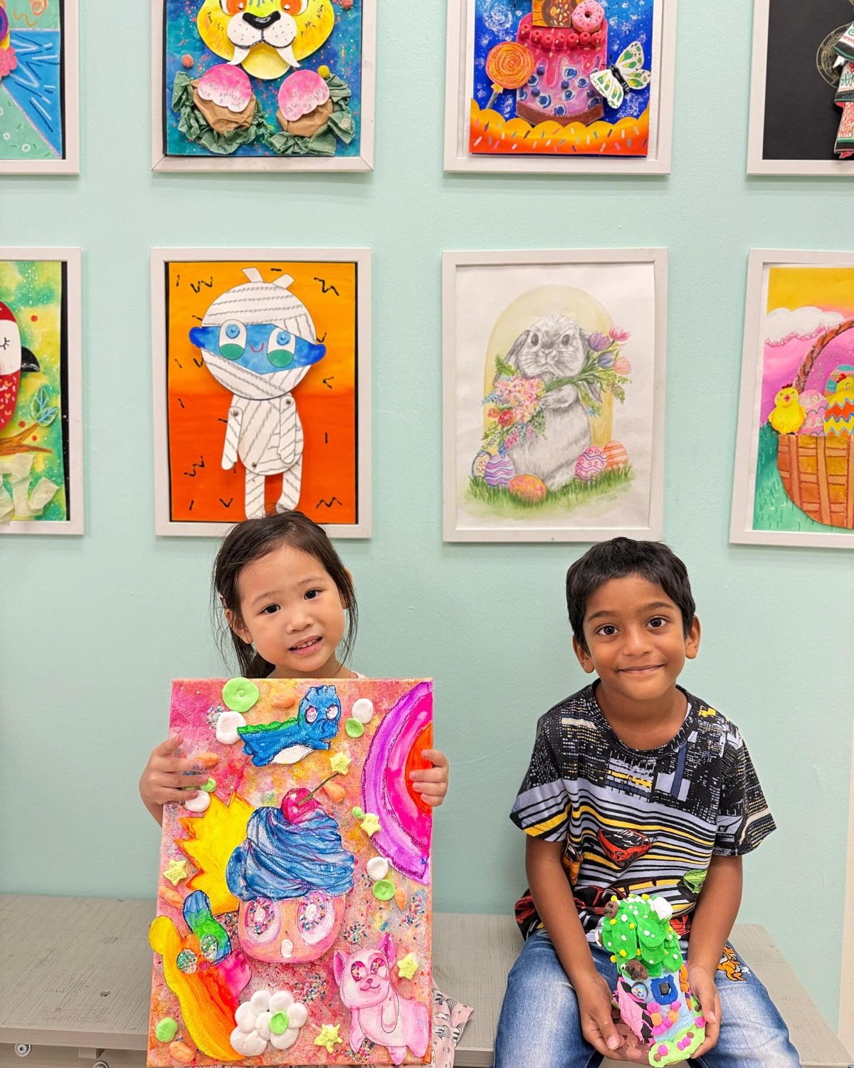 At 3, art is mostly drop-off and longer than parents expect: 60 to 90 minutes. At least ten studios say plainly that you leave, and only Abrakadoodle keeps a parent in the class, in Twoosy Doodlers for children up to 3. Seven studios publish a fee for a class a 3-year-old can join, from $30 to $56.