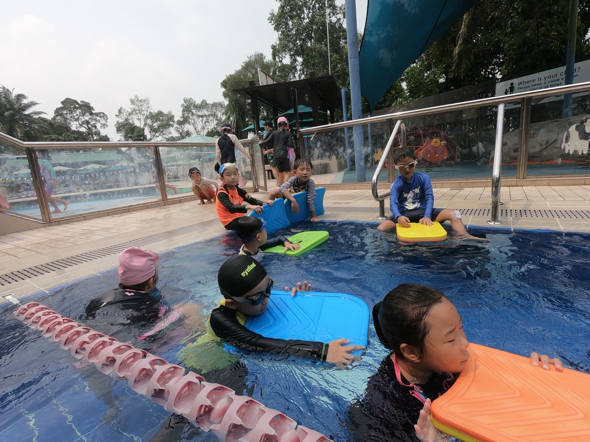 At 4A parent in the water at 5 schools; 30-minute lessons at 12At 545-minute lessons and the SwimSafer syllabus become commonAt 6The first SwimSafer test is in reach; squads openGroup size4 to 6 in most heated pools, up to 10 at public poolsPrice a class$25 to $47 on weekdays, at the 19 schools that publish oneTrial classFree at 5 schools, $10 to $65 at 9 othersSwimSafer20 schools work towards it; 6 teach their own levelsSchools on Jungle26