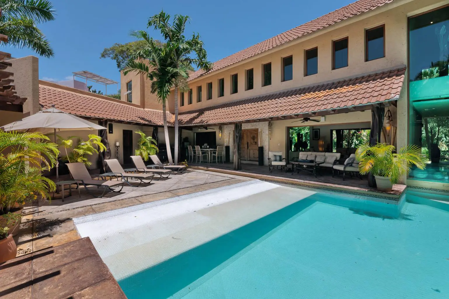 Great opportunity! Resale of a 4 BR villa in Playa del Carmen’s most sought-after location!