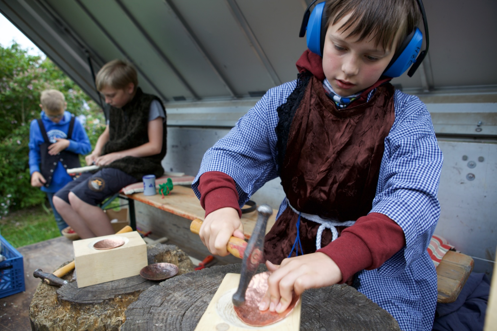 Der Kupferschmied beim Mittelalter Dorf