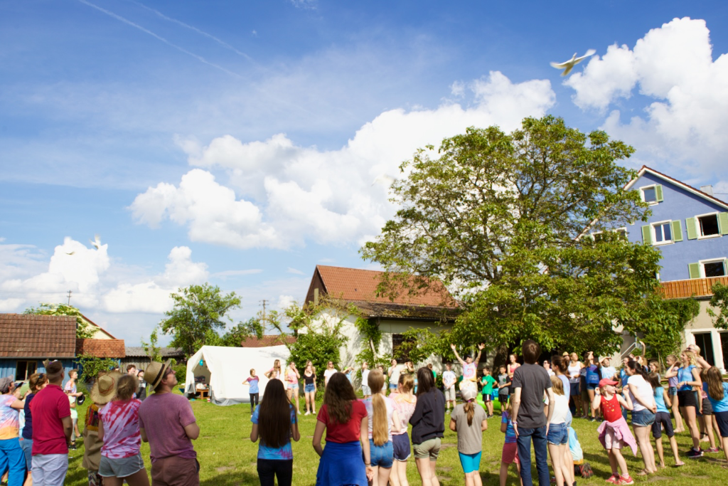 Start der Friedenstauben beim Wochenabschluss