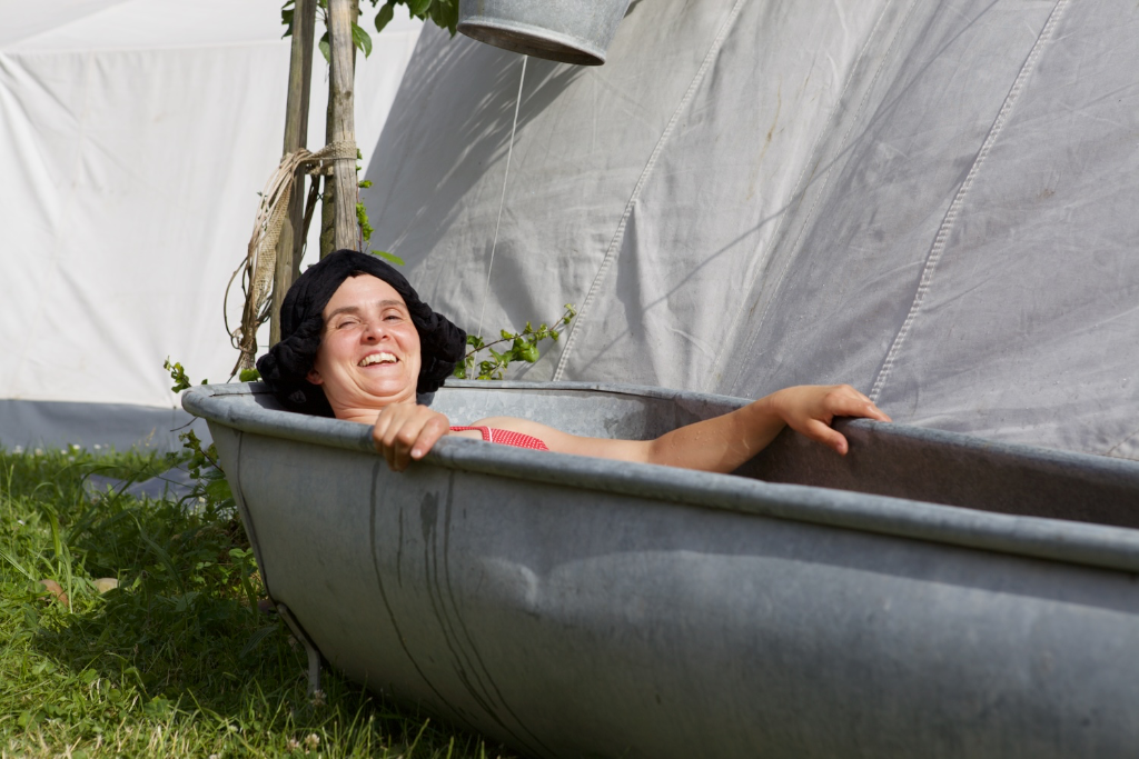 Ein Badefräulein sucht Abkühlung