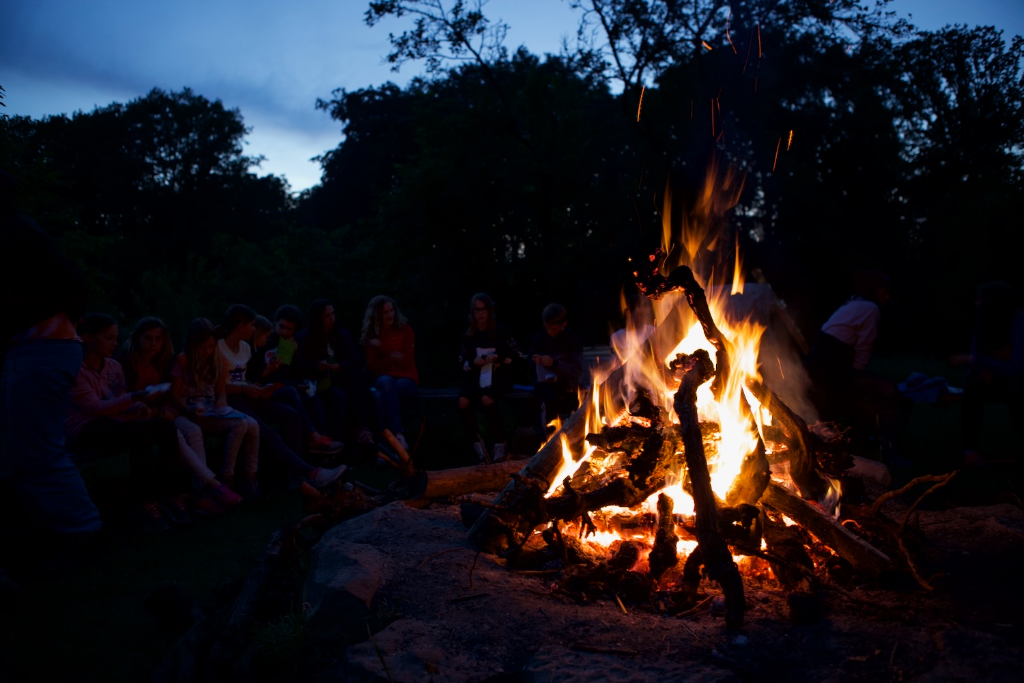 Singen am Lagerfeuer