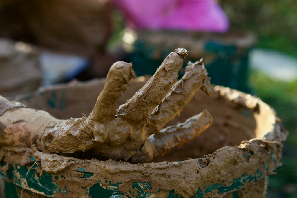 Rein in die Matsche ... beim Lehmofenbau