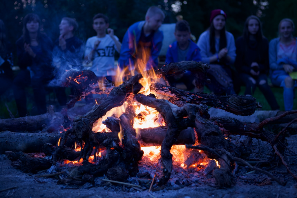 Lagerfeuer am Abend