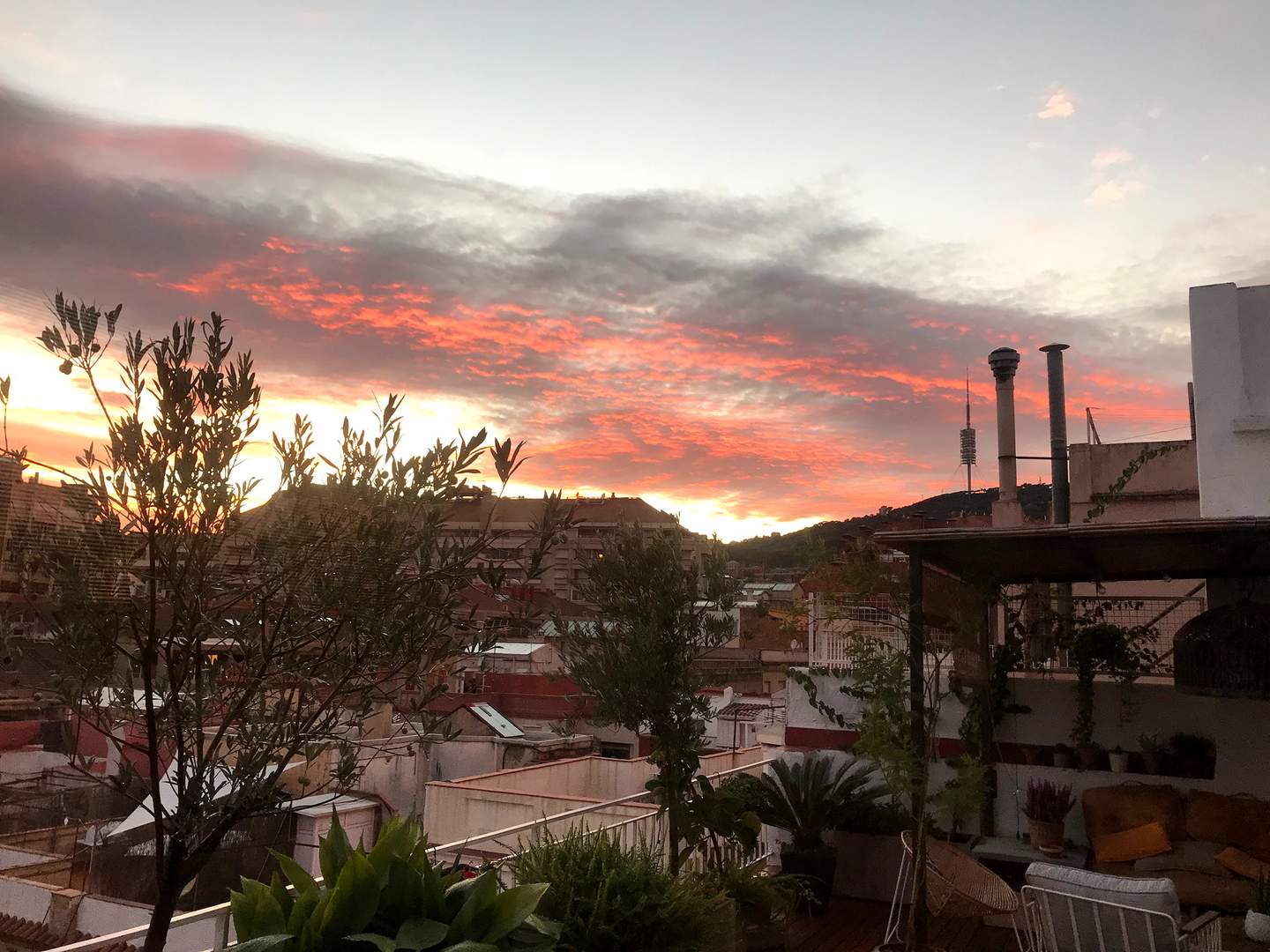 Alquila por horas Sobreático estilo mediterráneo, gran terraza soleada junto a salón comedor y cocina en una piezaTarragona