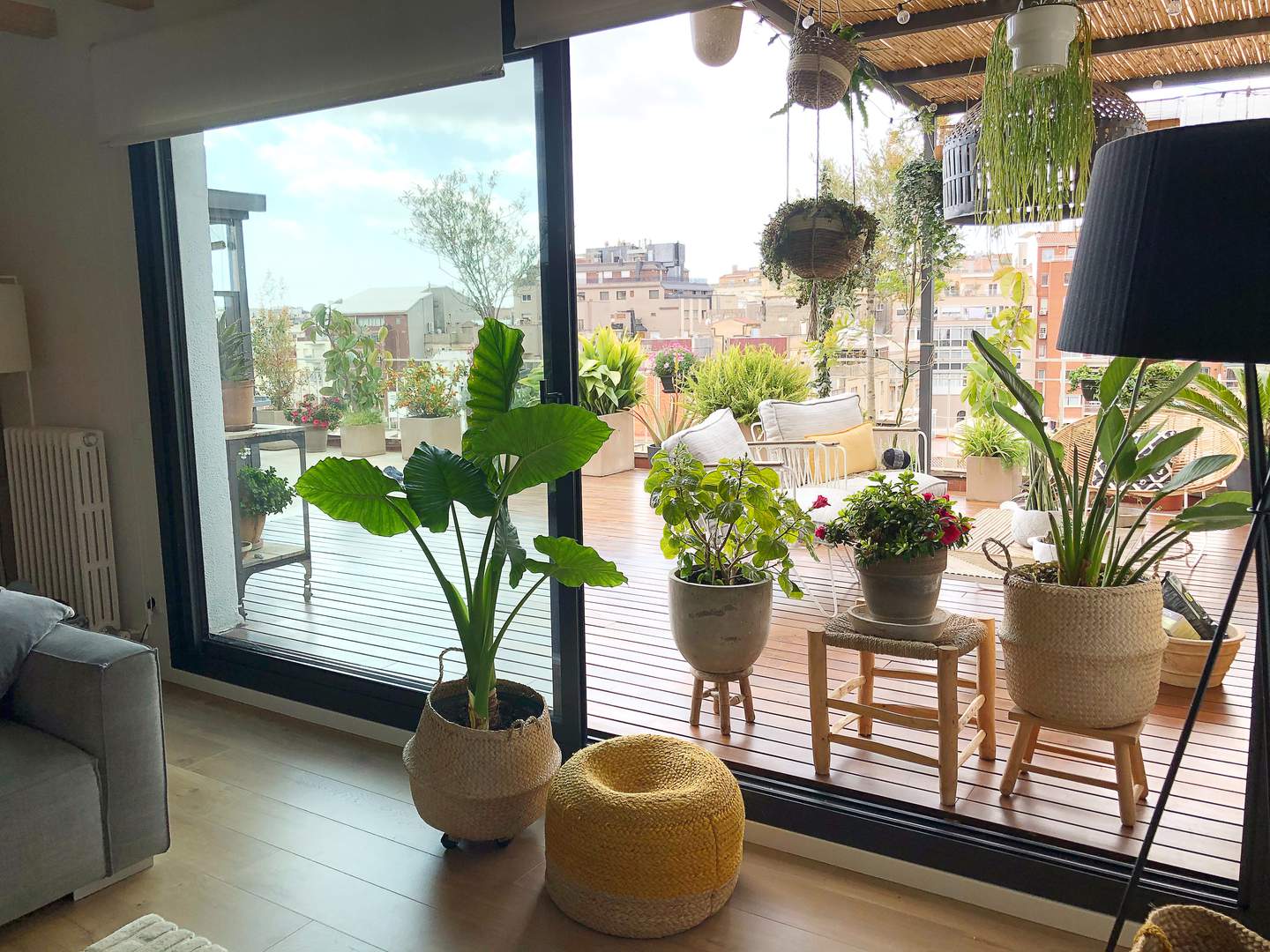 Alquila por horas Sobreático estilo mediterráneo, gran terraza soleada junto a salón comedor y cocina en una piezaTarragona