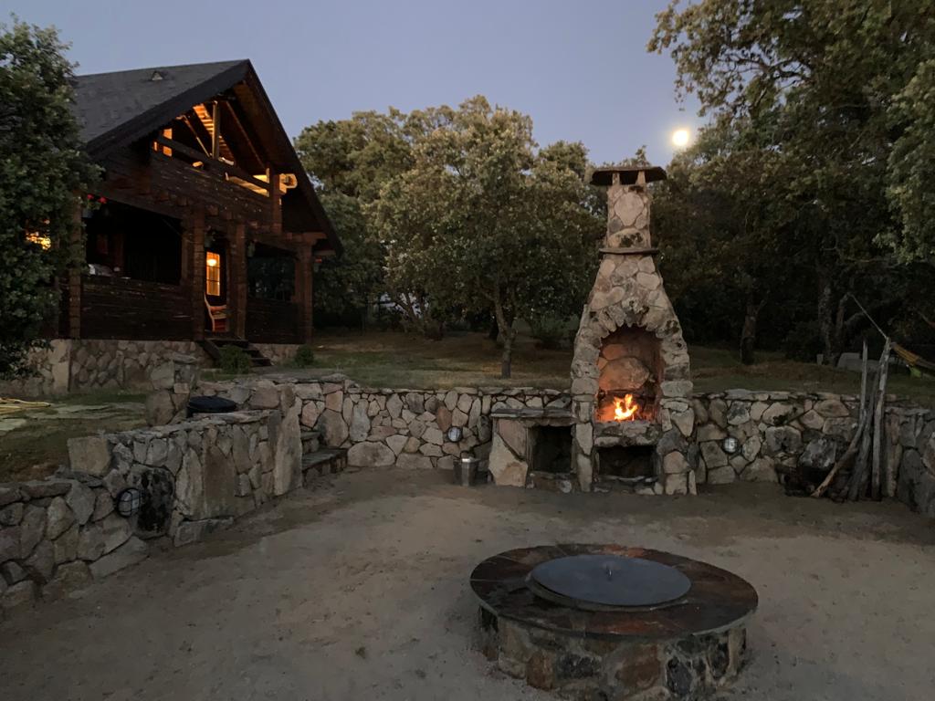 Alquila por horas Chalet de madera en la montaña estilo cabaña rústico