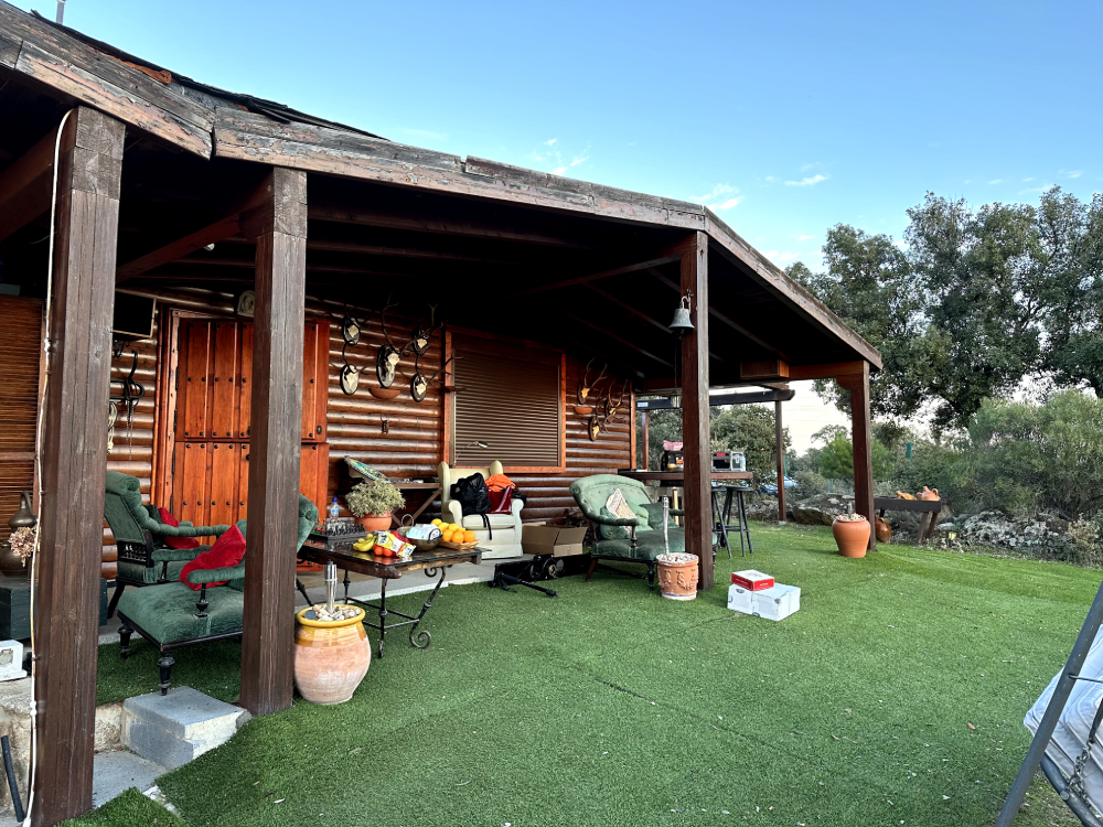 Alquila por horas Finca con casa de madera interior y exterior, caballos y grandes vistas