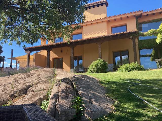 Alquila por horas Enorme casa de campo con piscina natural y vistas