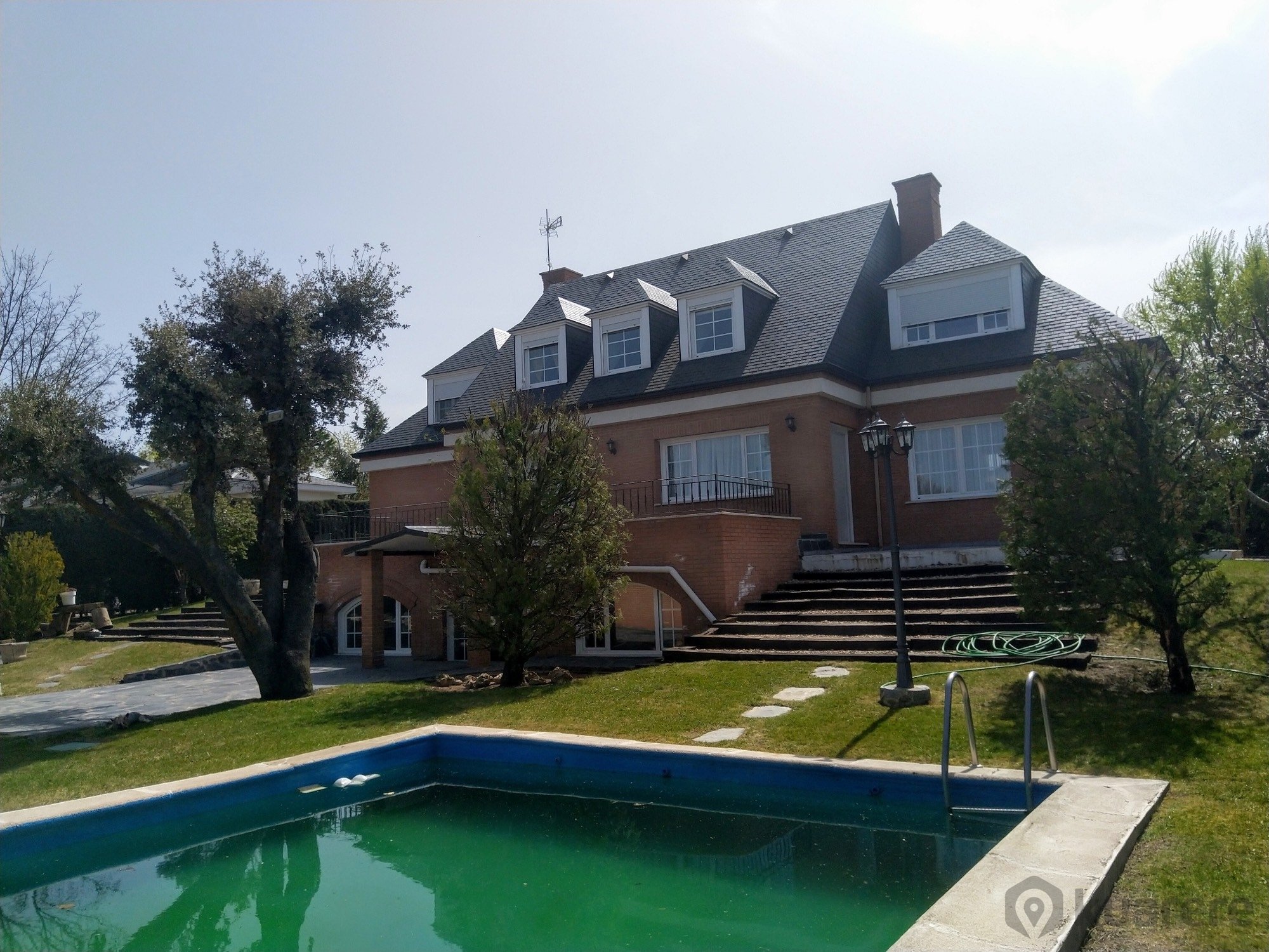 Alquila por horas Chalet unifamiliar en parcela de 1000 m2 con jardin y piscina