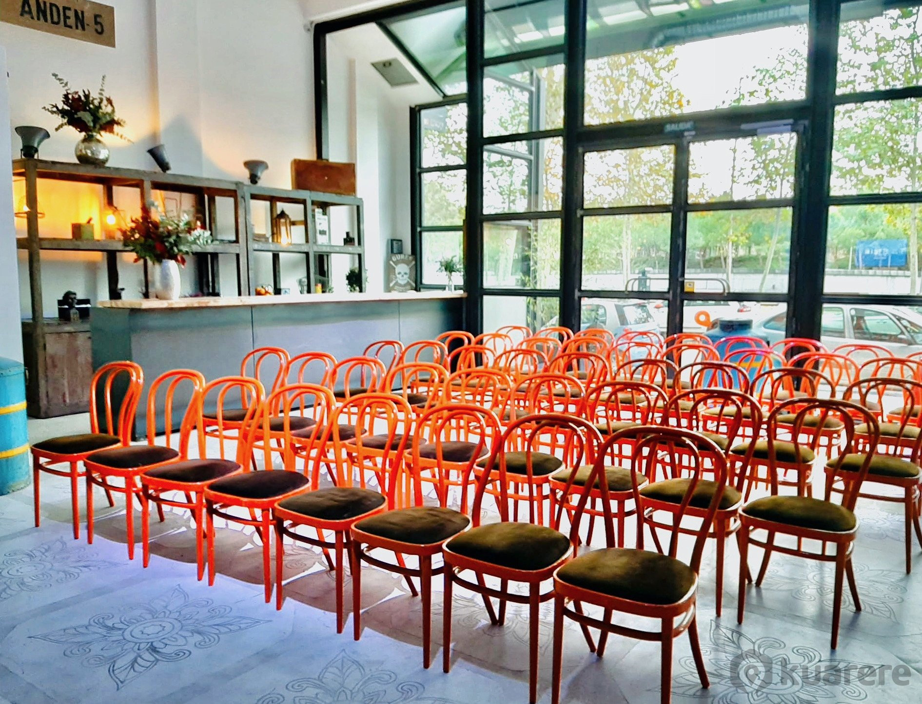 Alquila por horas Café Bar a orillas del río para eventos