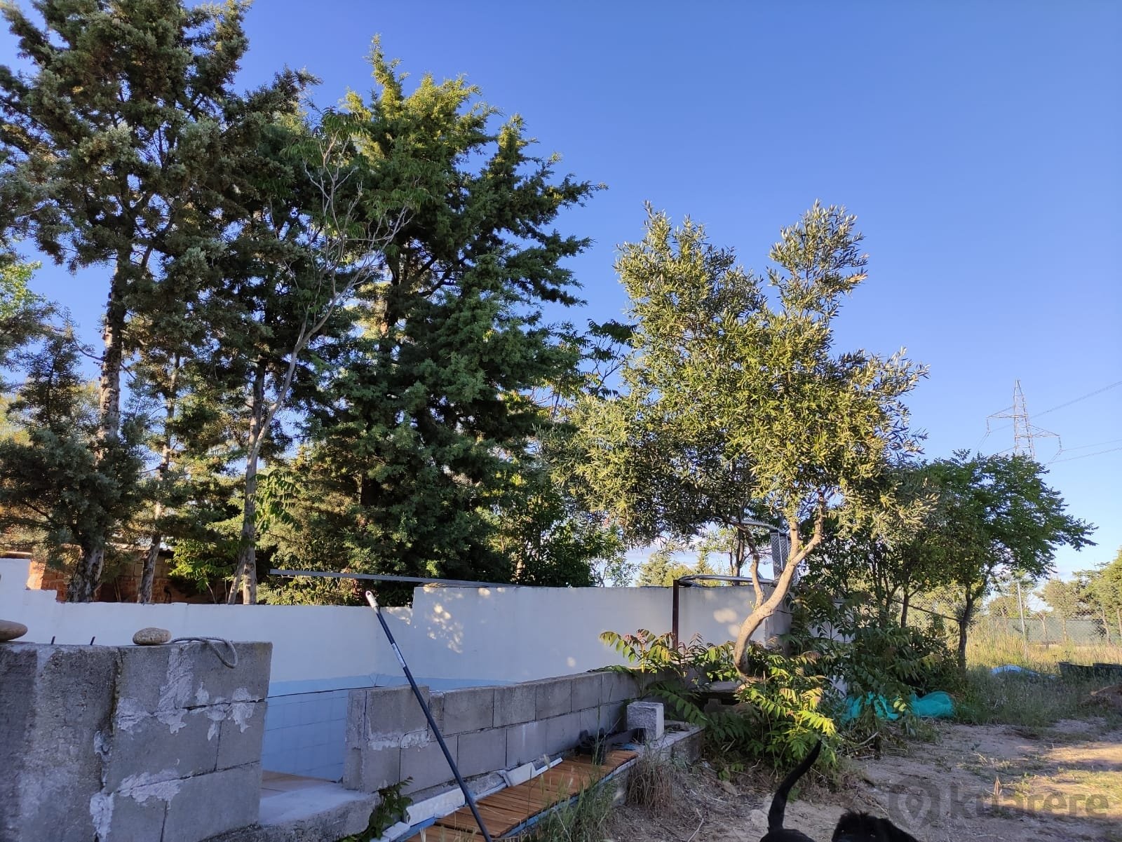 Alquila por horas Finca campestre con casa decadente años 90 en Brunete a pie de carretera