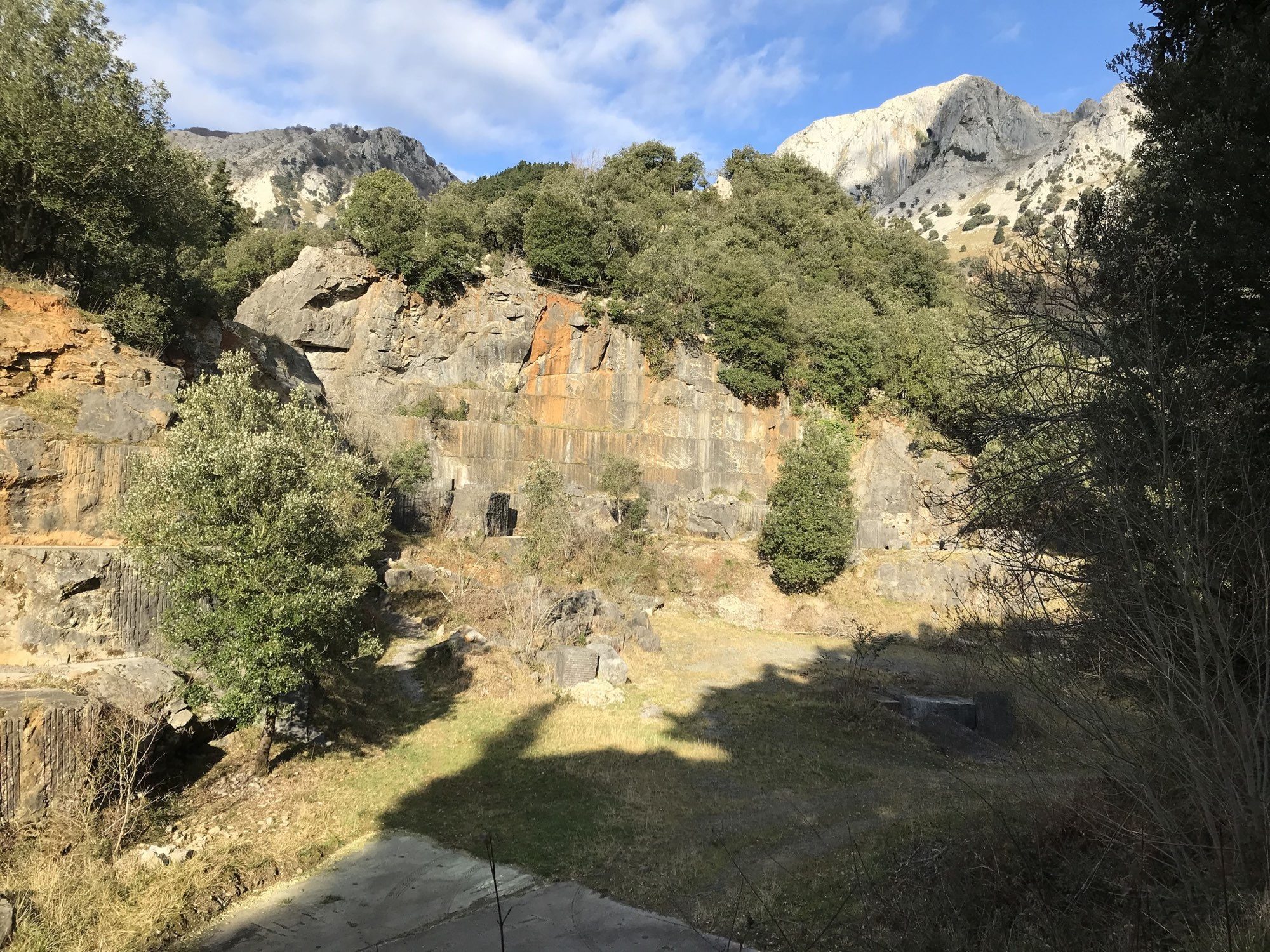 Alquila por horas Una cantera que parece un jardín zen japonés. Espacio de arte y naturaleza.