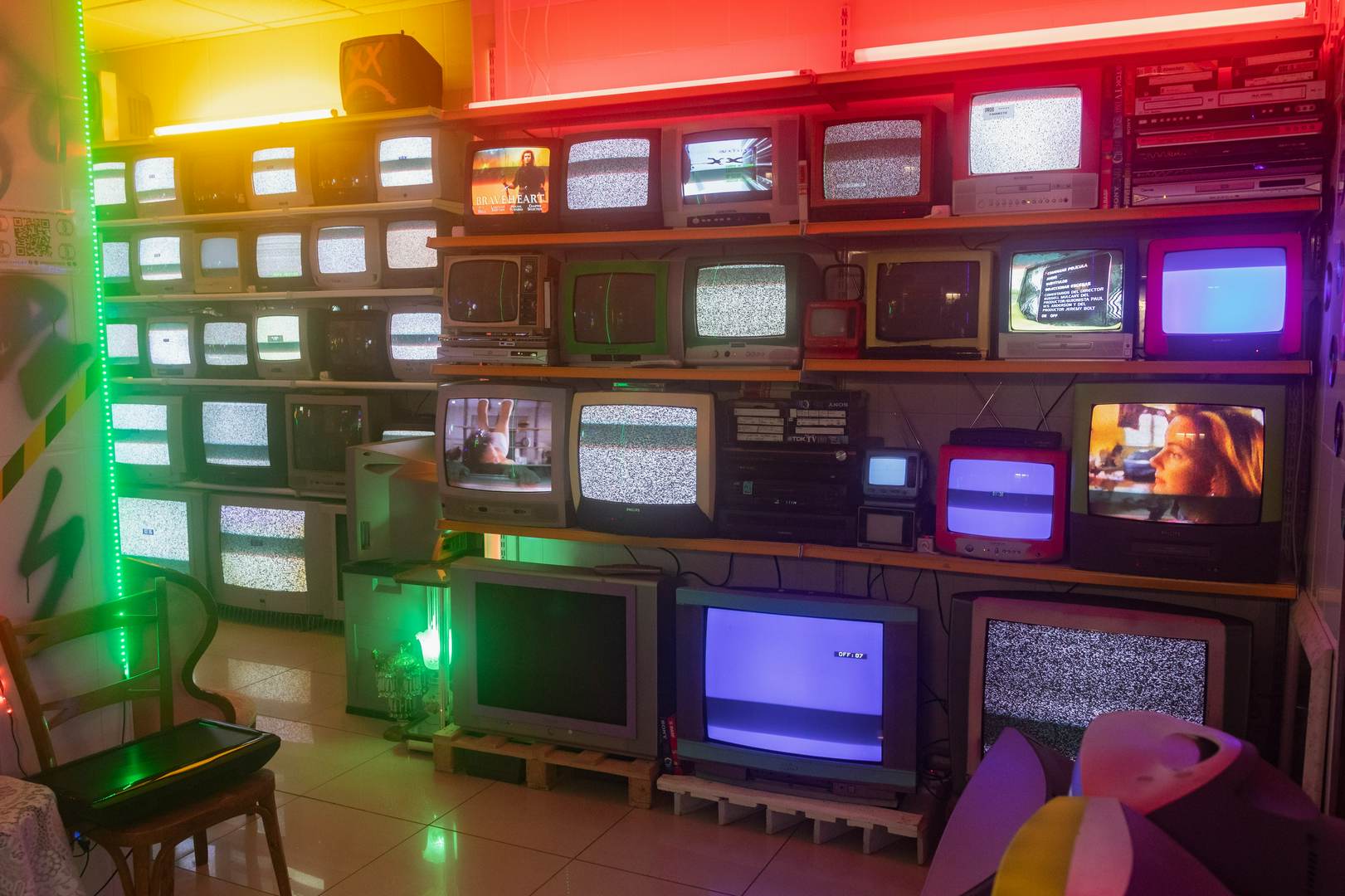Alquila por horas Un espacio creativo diferente lleno de neones