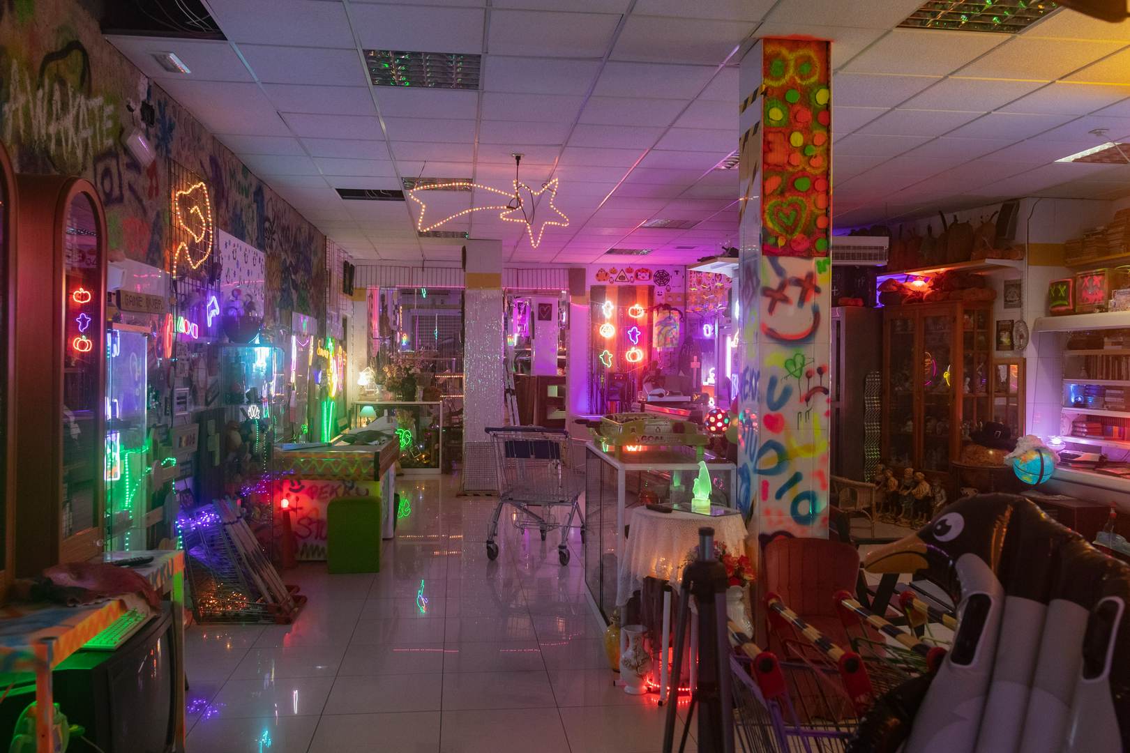 Alquila por horas Un espacio creativo diferente lleno de neones