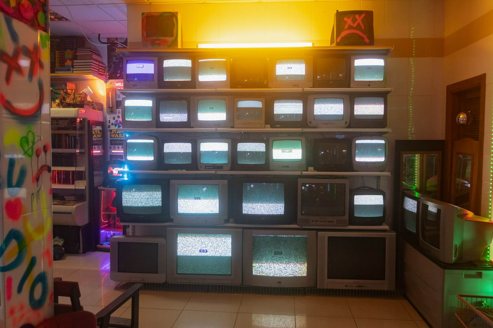 Alquila por horas Un espacio creativo diferente lleno de neones